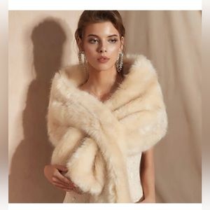 NWT Adrianna Papell love story faux fur pull through wrap in Ivy